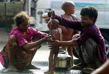 Ανω των χιλίων τα θύματα του φονικού καύσωνα που πλήττει τη νοτιοανατολική Ινδία