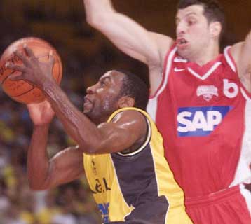 Απίστευτη νίκη του Ολυμπιακού στο ΟΑΚΑ, 82-74 την ΑΕΚ