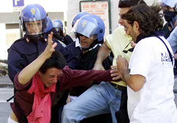 Ανακρίσεις σε βάρος Ιταλών αστυνομικών για τα επεισόδια στη Γένοβα