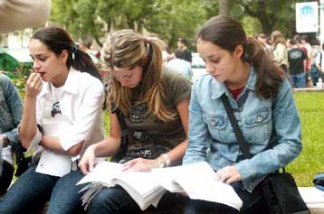 Πανελλαδικών εξετάσεων συνέχεια για τους μαθητές με Φυσική και Νεοελληνική Γλώσσα