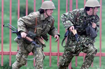 Ένοπλοι Αλβανοί επιτέθηκαν με ρουκέτες σε φυλάκιο του στρατού της ΠΓΔΜ