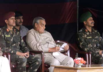 Ο Βατζπαγί αποκλείει το ενδεχόμενο διαλόγου με το Πακιστάν για το Κασμίρ