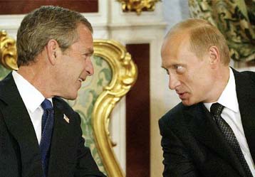 Μπους και Πούτιν «σφράγισαν» τη συνθήκη αμοιβαίας περικοπής των πυρηνικών οπλοστασίων