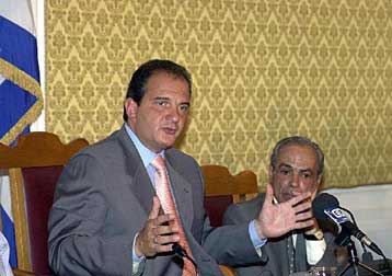 Για λανθασμένους χειρισμούς στα εθνικά θέματα κατηγόρησε την κυβέρνηση ο Καραμανλής