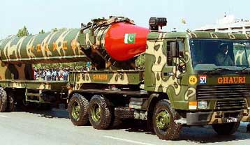 Πυραυλικές δοκιμές πραγματοποιεί το Πακιστάν – Καθησυχαστικός, στα λόγια, ο Μουσάραφ