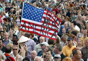 «Εγκάρδια» υποδοχή στον Αμερικανό πρόεδρο προετοιμάζουν χιλιάδες Γάλλοι διαδηλωτές