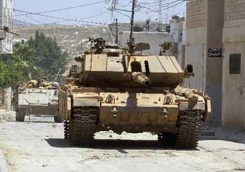 Σε Καλκίλια και Τουλκάρεμ εισέβαλε το Ισραήλ – Απομάκρυνση του Αραφάτ ζητά ο Μπους