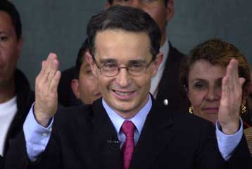 Μεγάλη νίκη του δεξιού Αλβαρο Ουρίμπε στις προεδρικές εκλογές της Κολομβίας