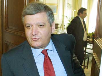 Πόλεμος δηλώσεων μεταξύ κυβέρνησης και ΝΔ για την αποκατάσταση της Δημοκρατίας