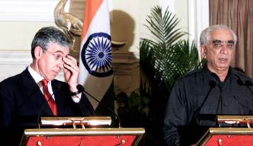 Διπλωματικός «πυρετός» για την ειρήνη στο Κασμίρ – Νέες συγκρούσεις στην περιοχή