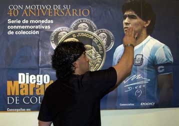 Από τα γήπεδα της Νότιας Κορέας θα παρακολουθήσει τελικά το Μουντιάλ ο Μαραντόνα