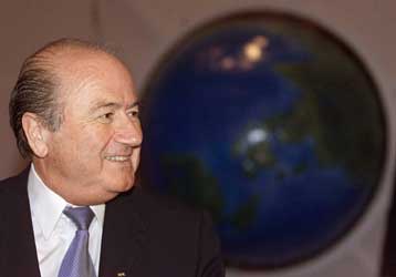 Στο τιμόνι της FIFA για τέσσερα ακόμα χρόνια ο Ελβετός Γιόζεπ Μπλάτερ