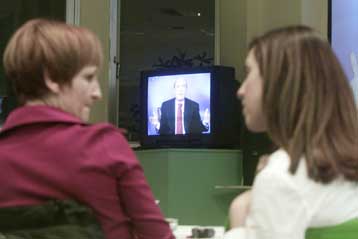 Λίγοι, αλλά περισσότερο ικανοποιημένοι οι τηλεθεατές της δημόσιας τηλεόρασης