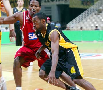 Έμεινε «ζωντανή» η ΑΕΚ μειώνοντας σε 2-1 τις νίκες με τον Ολυμπιακό