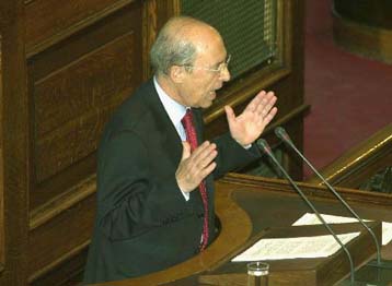 Σκληρή κόντρα Σημίτη – Καραμανλή στη Βουλή στη συζήτηση για την οικονομία