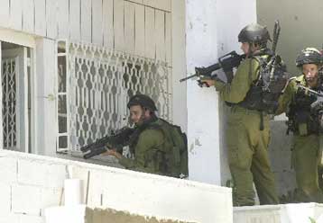 Στη Χεβρώνα εισέβαλε ο ισραηλινός στρατός για έρευνες και συλλήψεις