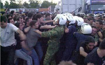 Νέες κινητοποιήσεις εξήγγειλαν οι ναυτεργάτες μετά τα βίαια επεισόδια στον Πειραιά