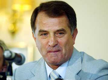 «Δεν είμαι προδότης» απάντησε ο Μπάγεβιτς-Παραμένει ο Ντέμης σύμφωνα με τον Ψωμιάδη