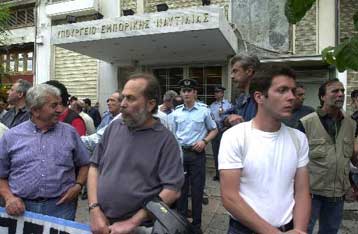 Πορεία ναυτεργατών στον Πειραιά για τα έκτροπα μεταξύ απεργών και λιμενικών