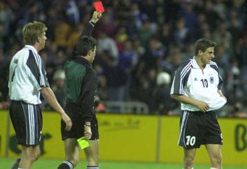Χρηματικά πρόστιμα θα συνοδεύουν τις κόκκινες και κίτρινες κάρτες στο Μουντιάλ