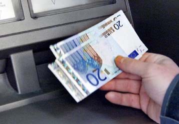 Πρώτοι ανάμεσα στους «12» οι Έλληνες όσον αφορά την εξοικείωση με το ευρώ