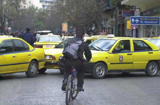 Ακινητοποιημένα θα παραμείνουν τη Δευτέρα τα ταξί λόγω 24ωρης απεργίας των ιδιοκτητών