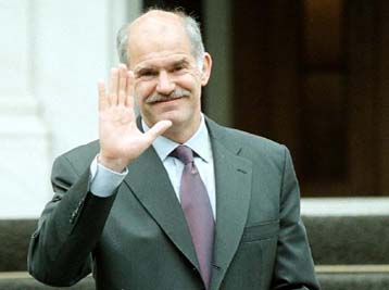 Όποιος επιθυμεί εξωτερική πολιτική με γροθιές ας το πει, δηλώνει ο Γ.Παπανδρέου