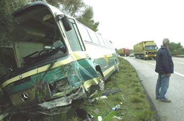 Τρεις νεκροί και 35 τραυματίες από μετωπική σύγκρουση λεωφορείου με ΙΧ κοντά στη Λαμία