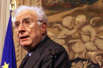 Παραιτήθηκε από τη θέση του Γερουσιαστή ο πρώην Ιταλός πρόεδρος Φρ.Κοσίγκα