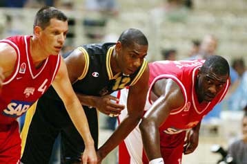 Στέψη Ολυμπιακού ή ισοφάριση της ΑΕΚ στον τέταρτο τελικό των πλέι οφ