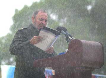«Ακρωτήρι του σοσιαλισμού» θα παραμείνει η Κούβα, διακηρύττει ο Φιντέλ Κάστρο