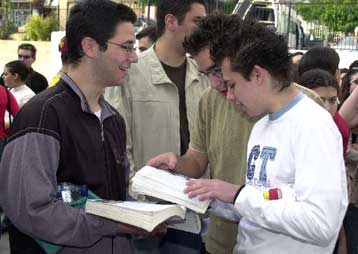 «Εκσυγχρονισμό» των κυλικείων με προμήθειες σε τσιγάρα και ποτά ζητούν πολλοί μαθητές