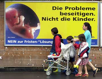 Υπέρ των αμβλώσεων τάχθηκαν σε δημοψήφισμα οι Ελβετοί