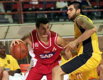 Η ΑΕΚ πήρε πίσω το πλεονέκτημα, ισοφαρίζοντας τις νίκες σε 2-2 τον Ολυμπιακό