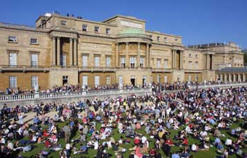 Εκκενώθηκαν την Κυριακή τα ανακτόρα του Μπάκινγχαμ λόγω πυρκαγιάς