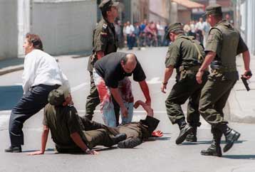 Δεκαέξι νεκροί από επιθέσεις αριστερών ανταρτών και παραστρατιωτικών στην Κολομβία