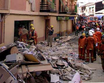 Πενταόροφο κτίριο κατέρρευσε στην Ισπανία έπειτα από ισχυρή έκρηξη