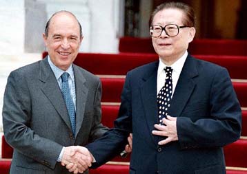 Σε εγκάρδιο κλίμα η συνάντηση του Κώστα Σημίτη με τον πρόεδρο της Κίνας Ζιανγκ Ζεμίν