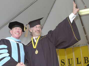 Παρών στην αποφοίτησή του από το πανεπιστήμιο ο Στίβεν Σπίλμπεργκ