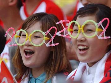 Με αστυνομικούς και μαθητές θα γεμίσουν τα κενά στα γήπεδα της Ν.Κορέας