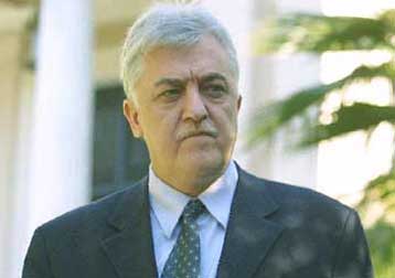 Την αντικατάσταση του -αμετάπειστου- Αλ.Παπαδόπουλου φέρεται να εξετάζει ο Κ.Σημίτης