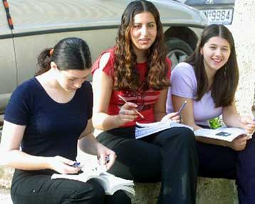 Με τα μαθήματα της Ιστορίας και της Φυσικής συνεχίστηκαν την Τρίτη οι εξετάσεις