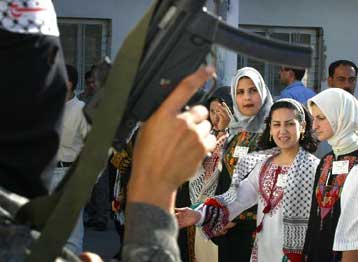 Το σχέδιο αναδιάρθρωσης των υπηρεσιών ασφαλείας έθεσαν επί τάπητος Αραφάτ-Τένετ