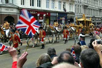 Πλήθος κόσμου κατέκλυσε το Λονδίνο γιορτάζοντας τα 50 χρόνια της Ελισάβετ στο θρόνο