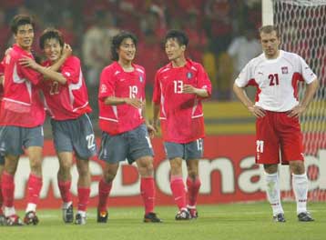 Πανηγύρια με… σεμνό τρόπο για την Κορέα, κατήφια για τους Πολωνούς