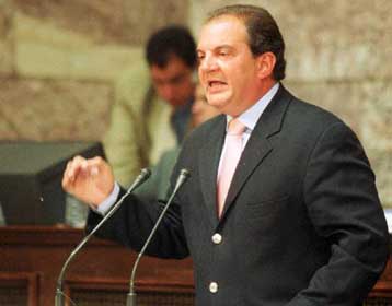 Να επισπεύσει τις εθνικές εκλογές ζητά από την κυβέρνηση ο Κώστας Καραμανλής