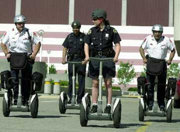 Με το πρωτότυπο σκουτεράκι που δεν πέφτει θα κυκλοφορούν οι Αμερικανοί ταχυδρόμοι