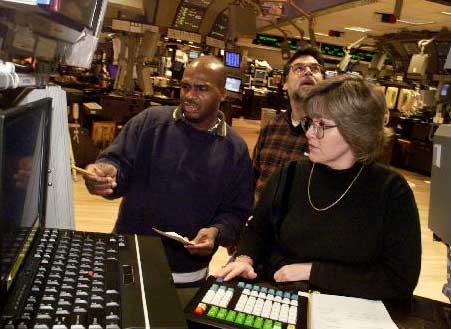 Ενισχύεται το δολάριο εν μέσω ελπίδων ανάκαμψης της Γουόλ Στριτ