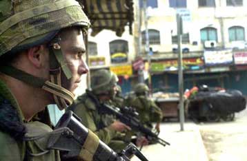 Ισραηλινά τανκς εισέβαλαν στην Τζενίν υπό τους πυροβολισμούς μαχητικών ελικοπτέρων