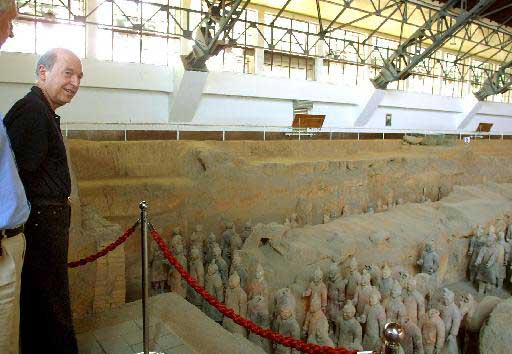 Τις αρχαιότητες της Σιάν επισκέφθηκε ο Κώστας Σημίτης, καθ οδόν προς τη Σαγκάη